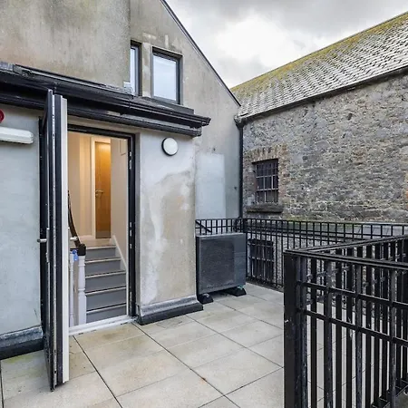 2nd Floor Stylish 2-bed