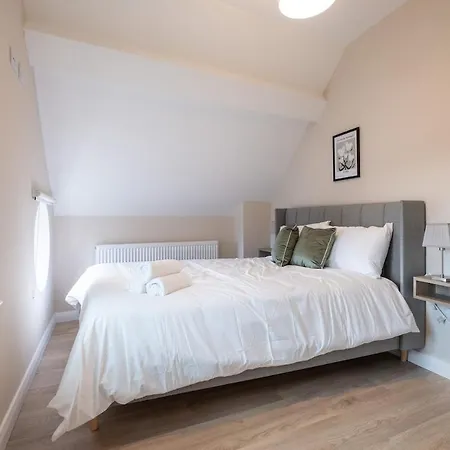 2nd Floor Stylish 2-bed *
