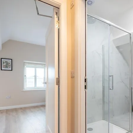 2nd Floor Stylish 2-bed * Drogheda