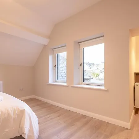 2nd Floor Stylish 2-bed *