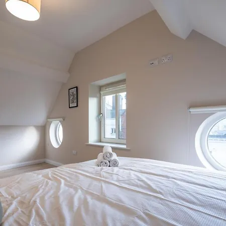 2nd Floor Stylish 2-bed Appartement *