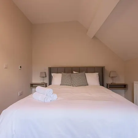 2nd Floor Stylish 2-bed