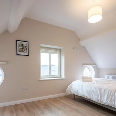2nd Floor Stylish 2-bed Appartement *